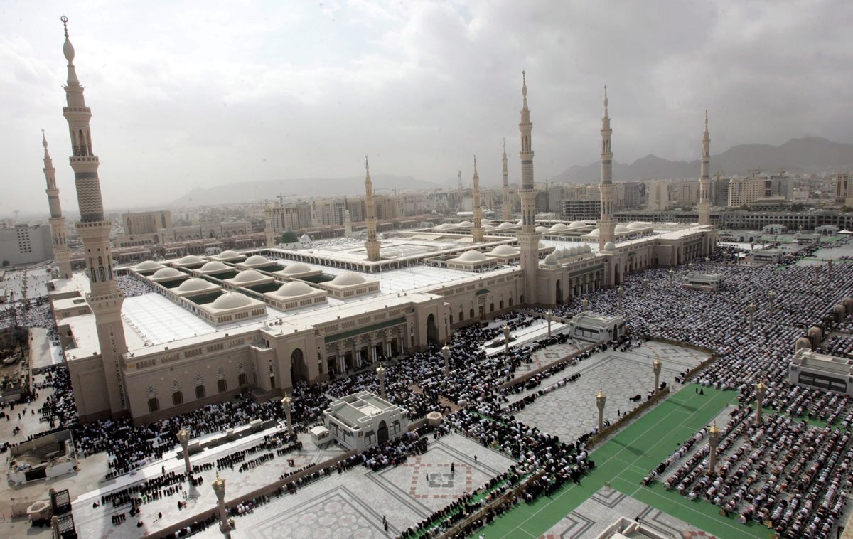 Fotografía de archivo que muestra la Mezquita del Profeta, la segunda más sagrada del islám y ubicada en la ciudad saudí de Medina, donde un terrorista suicida atentó el lunes. (Foto Prensa Libre: EFE).