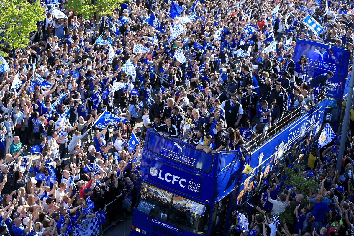 Jugadores del Leicester fueron recibidos como héroes por los seguidores en su ciudad. (Foto Prensa Libre: AFP)