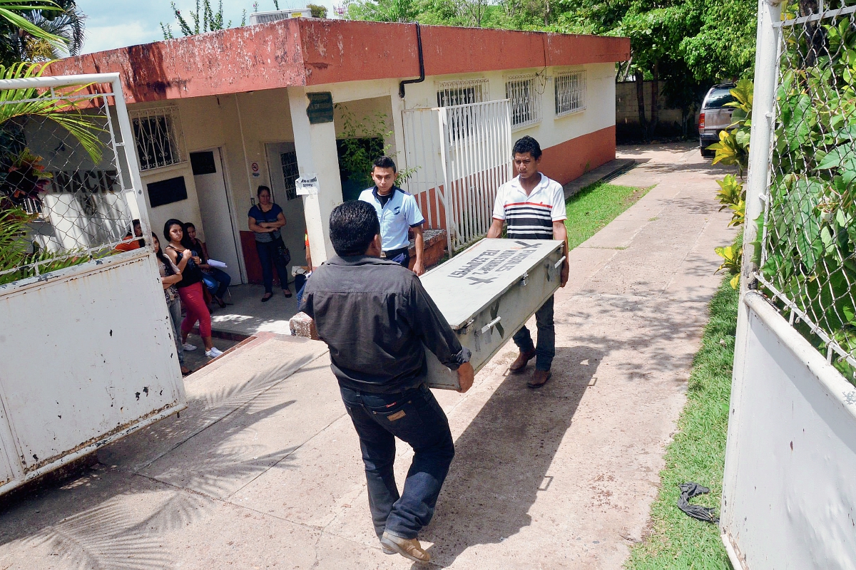 El cadáver de Bernabe Romero Alvizures es llevado a la morgue local, luego de que fuer muerto a balazos en Pueblo Nuevo Viñas, Santa Rosa. (Foto Prensa Libre: Oswaldo Cardona)