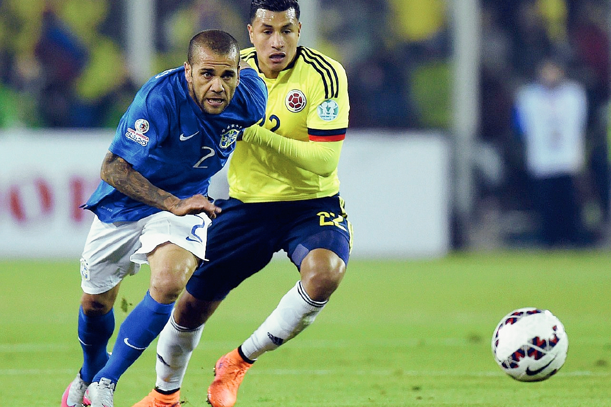 Dani Alves (i), criticó al árbitro del partido contra Colombia. (Foto Prensa Libre: AFP).