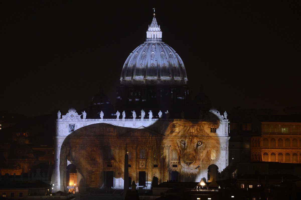 La imagen de un león es proyectada este martes en la Basílica de San Pedro en el Vaticano. (Foto Prensa Libre: AFP).