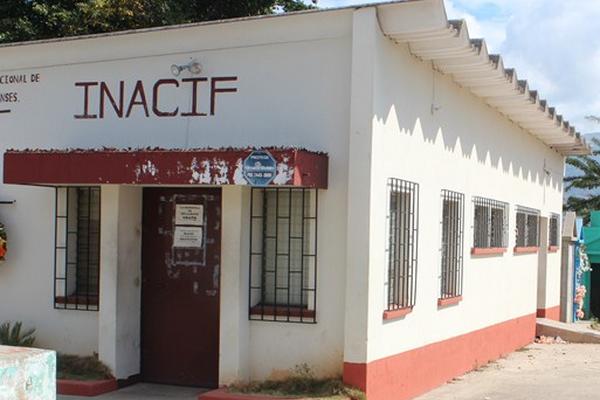 Los cadáveres fueron llevados a la morgue del Inacif. (Foto Prensa Libre: Edwin Paxtor)<br _mce_bogus="1"/>