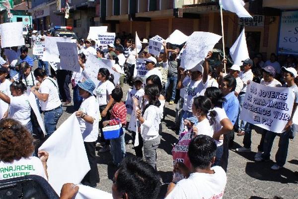 Pobladores de Panajachel, Sololá, protestan enfrente del  juzgado de Instancia.