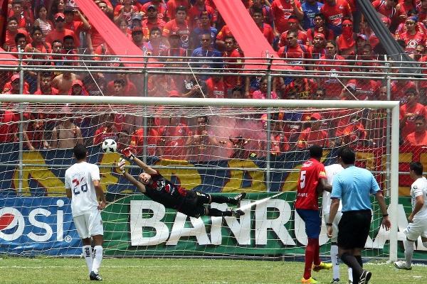 El portero rojo Santiago Morandi fue la figura del partido, luego de haber evitado varios goles de Comunicaciones. (Foto Prensa Libre: Eddy Recinos)