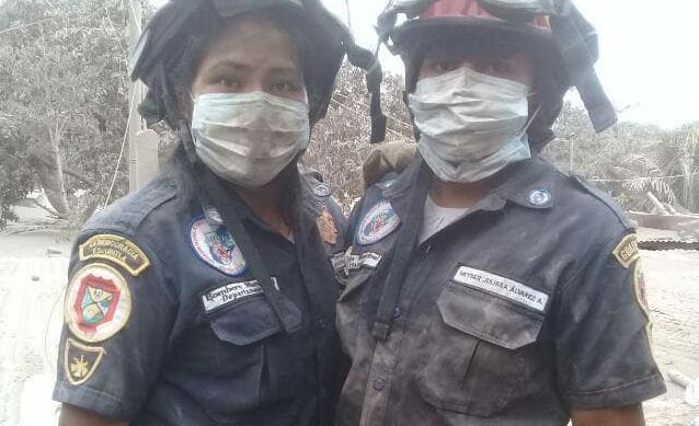 María Esperanza Álvarez (izquierda) se tomó una fotografía con una compañera de la estación, durante la emergencia que cubrieron en San Miguel Los Lotes. (Foto: Facebook)