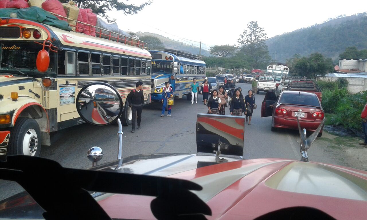 En el kilómetro 255 de la ruta a Huehuetenango, cientos caminan para llegar a sus destinos. (Foto Prensa Libre: Mike Castillo)