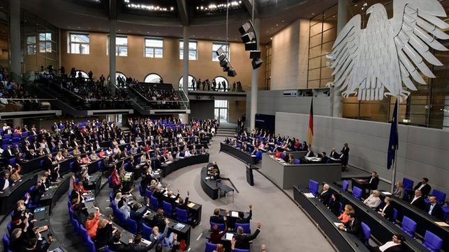 La iniciativa fue apoyada, a tres meses de las elecciones generales, por 393 diputados y recibió 226 votos en contra y cuatro abstenciones. Foto Prensa Libre: EFE.
