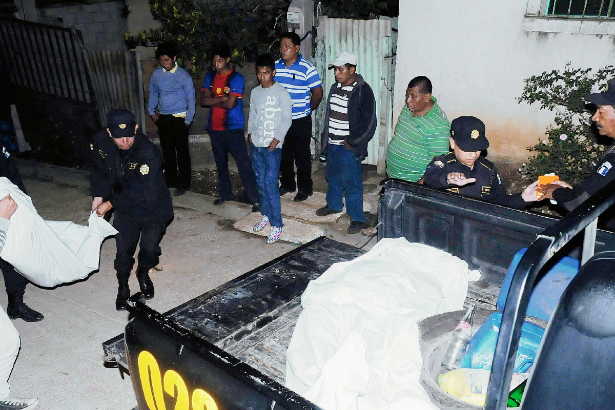 En palangana de autopatrulla trasladan cadáveres de lapidados en la aldea El Cerinal, Barberena, Santa Rosa. (Foto Prensa Libre: Oswaldo Cardona)