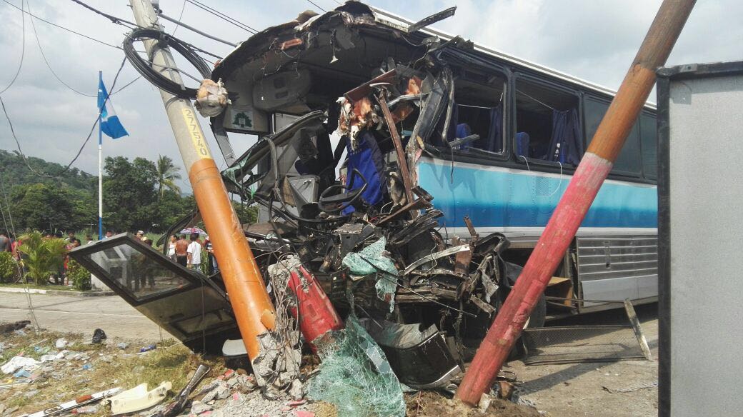 Autobús pulman queda destruido en accidente de tránsito, en la ruta al Pacífico, Escuintla. (Foto Prensa Libre: Carlos E. Paredes)