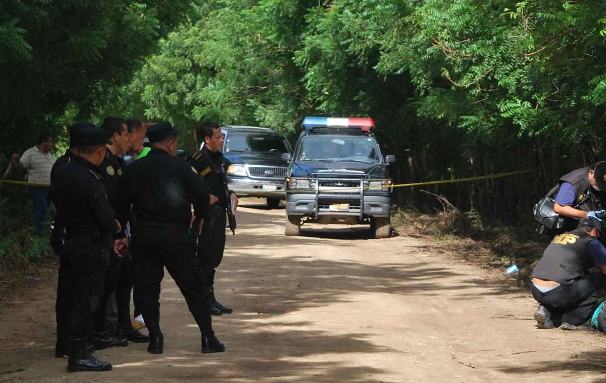 Agentes policiales resguardan el área donde vecinos localizaron el cadáver de un hombre, en la cabecera de Zacapa. (Foto Prensa Libre: Víctor Gómez)