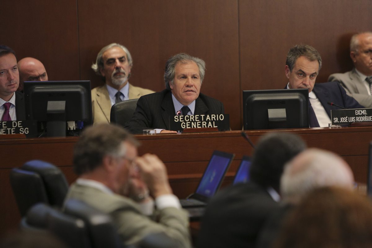 Luis Almagro, (al centro), secretario general de la OEA, durante la sesión del jueves. (Foto Prensa Libre: EFE).