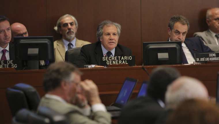 Luis Almagro, (al centro), secretario general de la OEA, durante la sesión del jueves. (Foto Prensa Libre: EFE).