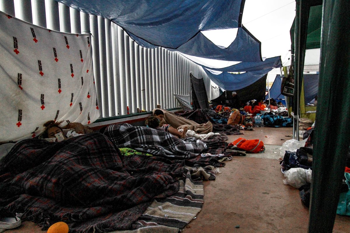 Alrededor de 200 migrantes centroamericanos que llegaron a la garita de San Ysidro a pedir asilo aguardan hoy en espera que las autoridades estadounidenses procesen sus solicitudes. (Foto Prensa Libre: EFE)