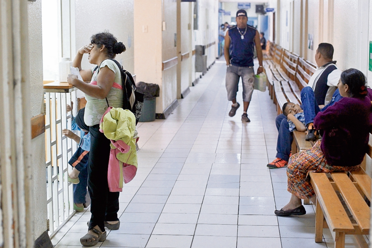 Personas esperan por atención en el Hospital Roosevelt, donde médicos afirman que priorizarán las emergencias si no reciben insumos. (Foto Prensa Libre: Edwin Bercián)