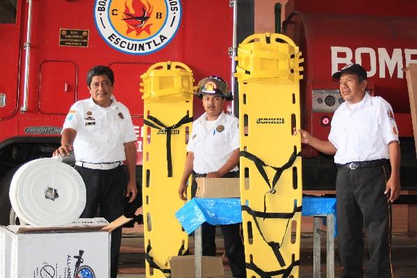 Socorristas muestran el equipo donado a los Bomberos Voluntarios de la Ciudad de Escuintla.