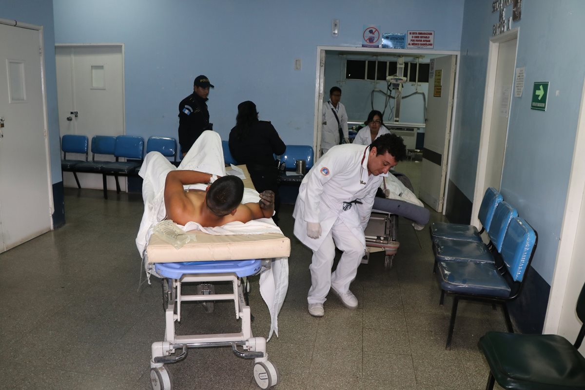 Los trabajadores heridos fueron trasladados al hospital Nacional de San Marcos.(Foto Prensa Libre: Whitmer Barrera)