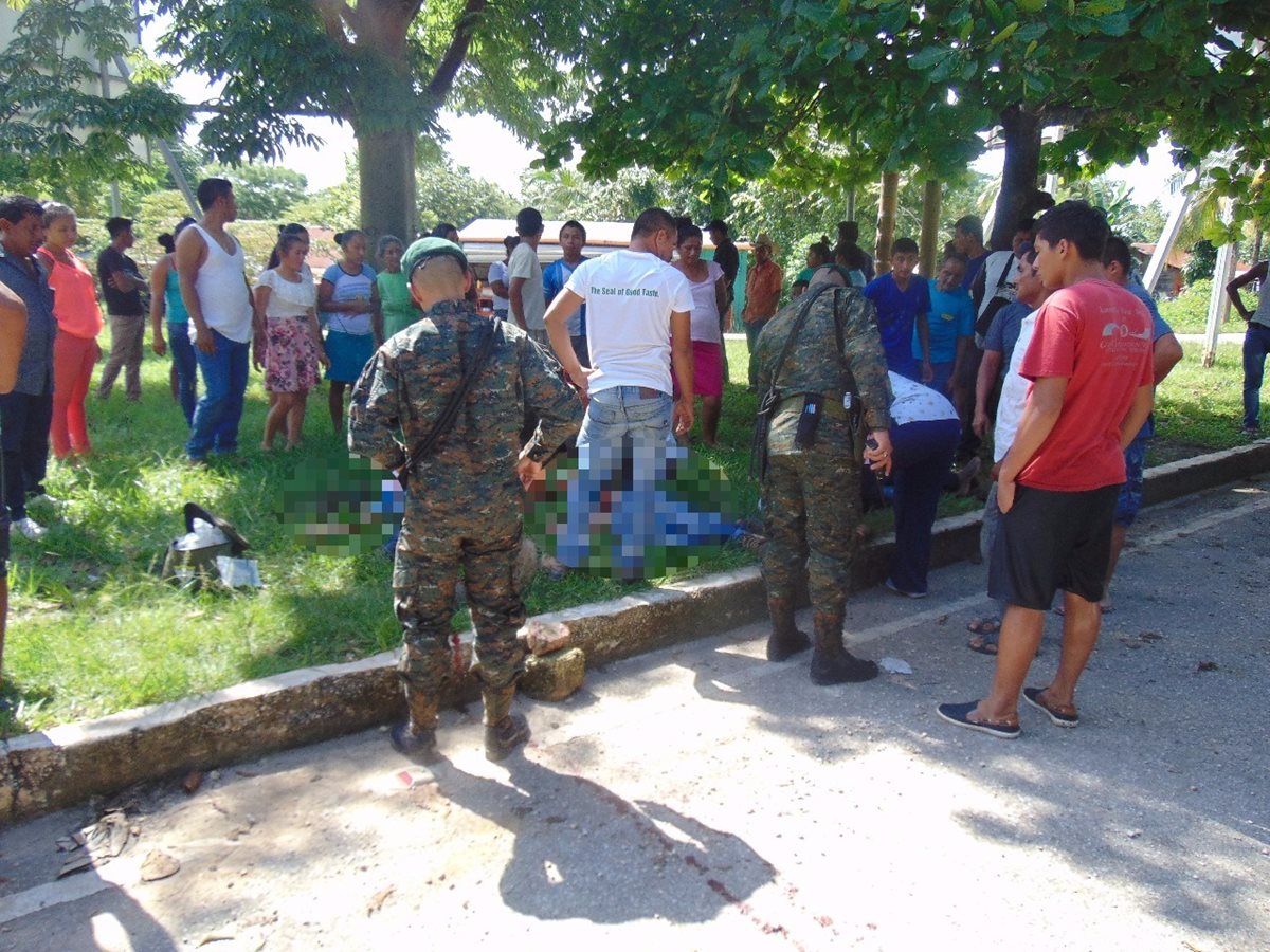 Uno de los jóvenes murió en el lugar y los otros dos fueron trasladados a un centro asistencial. (Foto Prensa Libre: Rigoberto Escobar).
