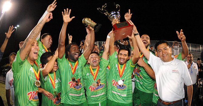 Así festejó el equipo guatemalteco en Estados Unidos. (Foto Prensa Libre: Cortesía Avianca)