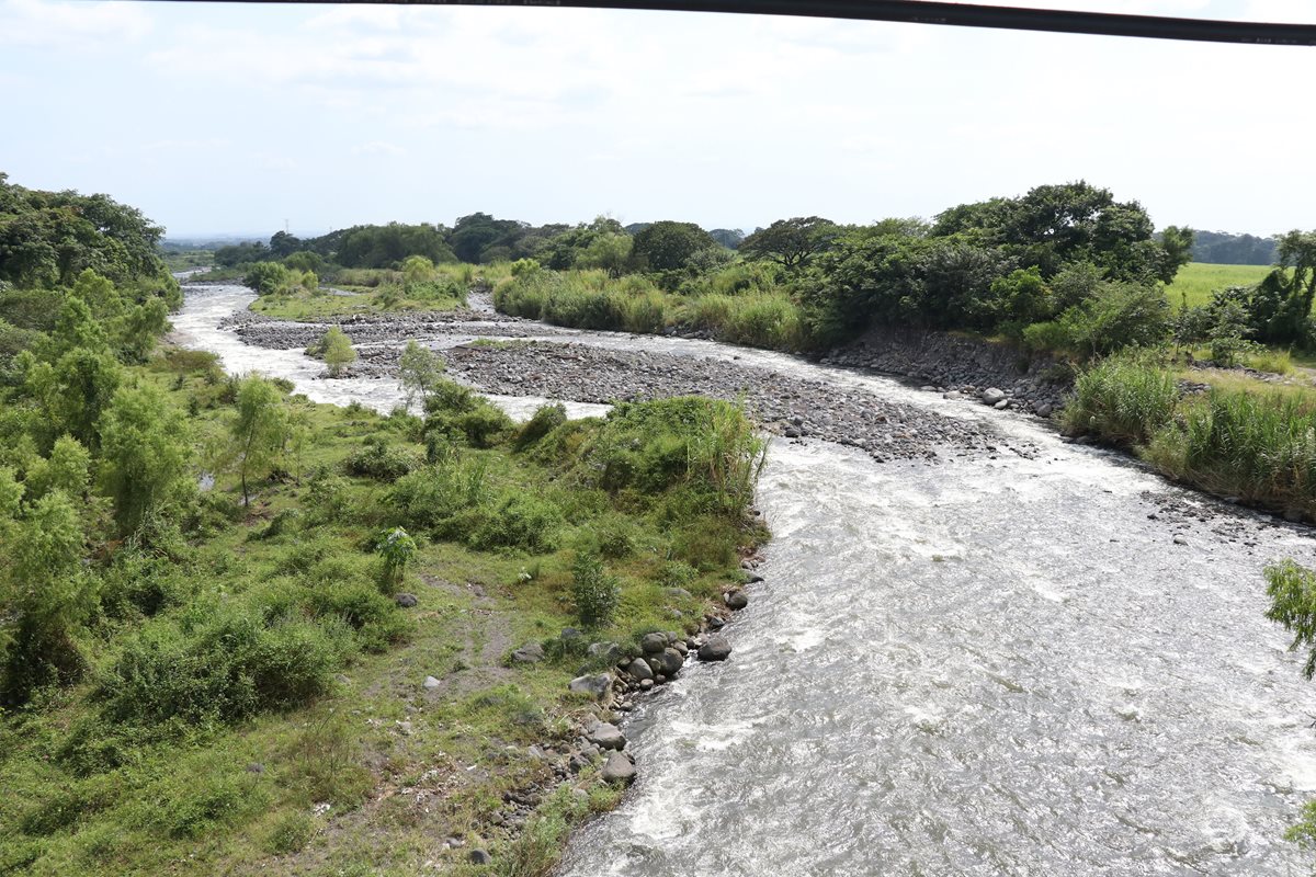 Río Guacalate es uno de los afluentes de la Costa Sur que son explotados por la Agroindustria. (Foto Prensa Libre: Enrique Paredes)