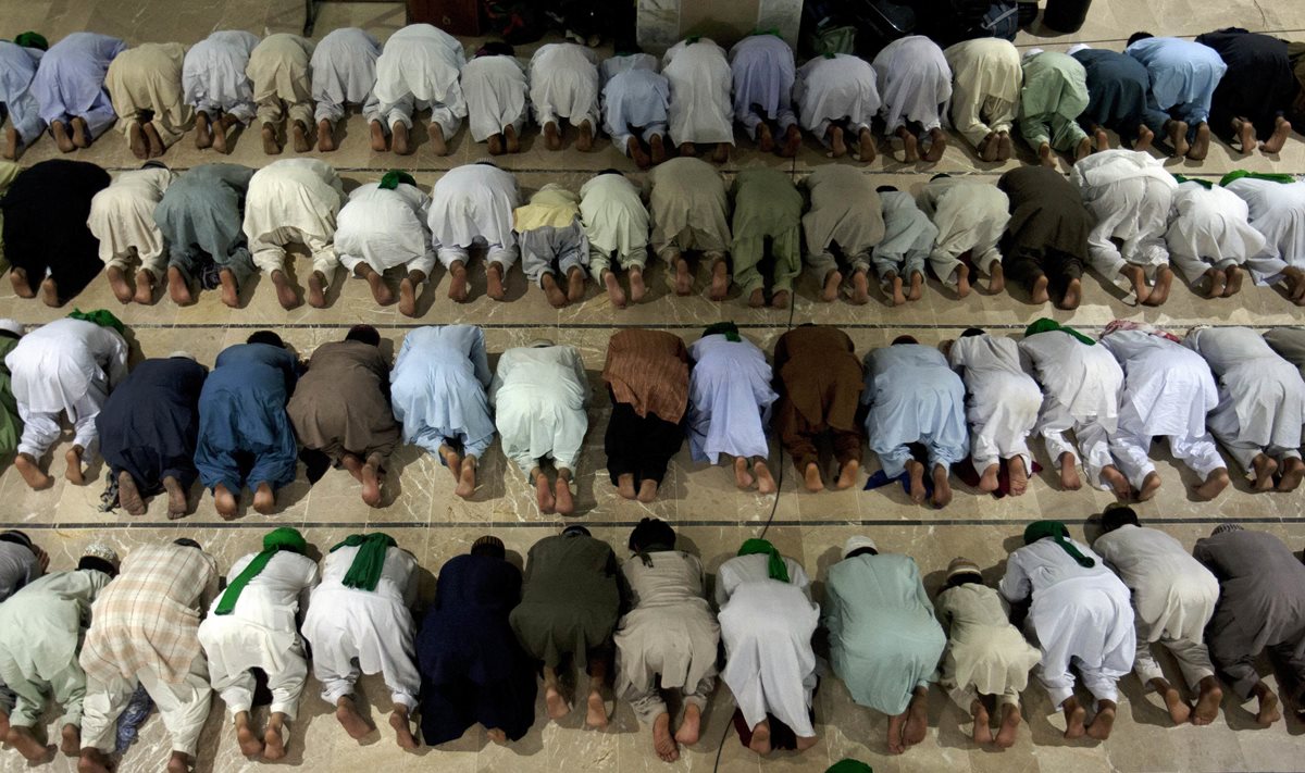 Paquistaníes ofrecen una oración por el comienzo del Ramadán, en una mezquita de Karachi. (Foto Prensa Libre: AP).