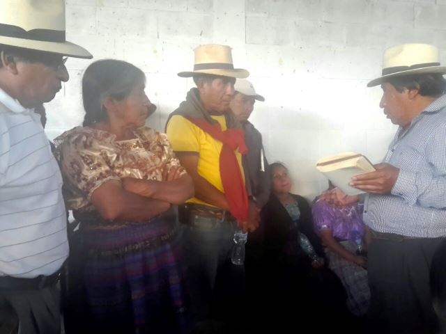 Carlos Gómez López (amarillo y sombrero), fue condenado a vivir en el destierro por haber violado y embarazado a su hijastra de 13 años de edad. (Foto Prensa Libre: Óscar Figueroa)