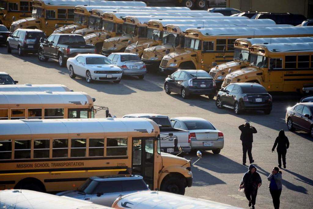 Varios buses escolares no circularon debido a amenazas en Los Ángeles, EE.UU.