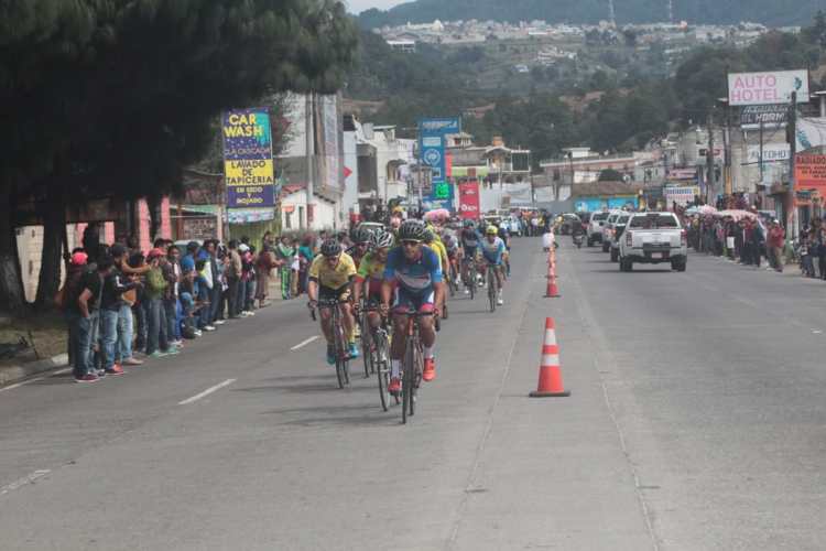 El equipo Decorabaños cuida a su líder Ajcapajá en la sexta etapa (Foto Prensa Libre: Norvin Mendoza).
