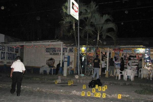 Ministerio Público y Policía Nacional Civil buscan evidencia en la escena del crímen para esclarecer el asesinato de la mujer (Foto Prensa Libre: Alexander Coyoy)