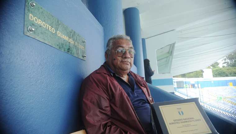 Jorge Guamuche, hijo de don Doroteo posa en las instalaciones deportivas de la zona 5. (Foto Prensa Libre: Edwin Fajardo).