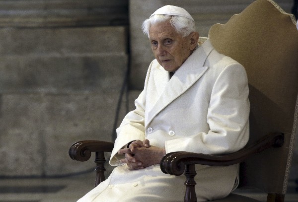 Papa emérito Benedicto XVI reflexiona sobre papado y su sucesor Francisco. (Foto Prensa Libre: AP).