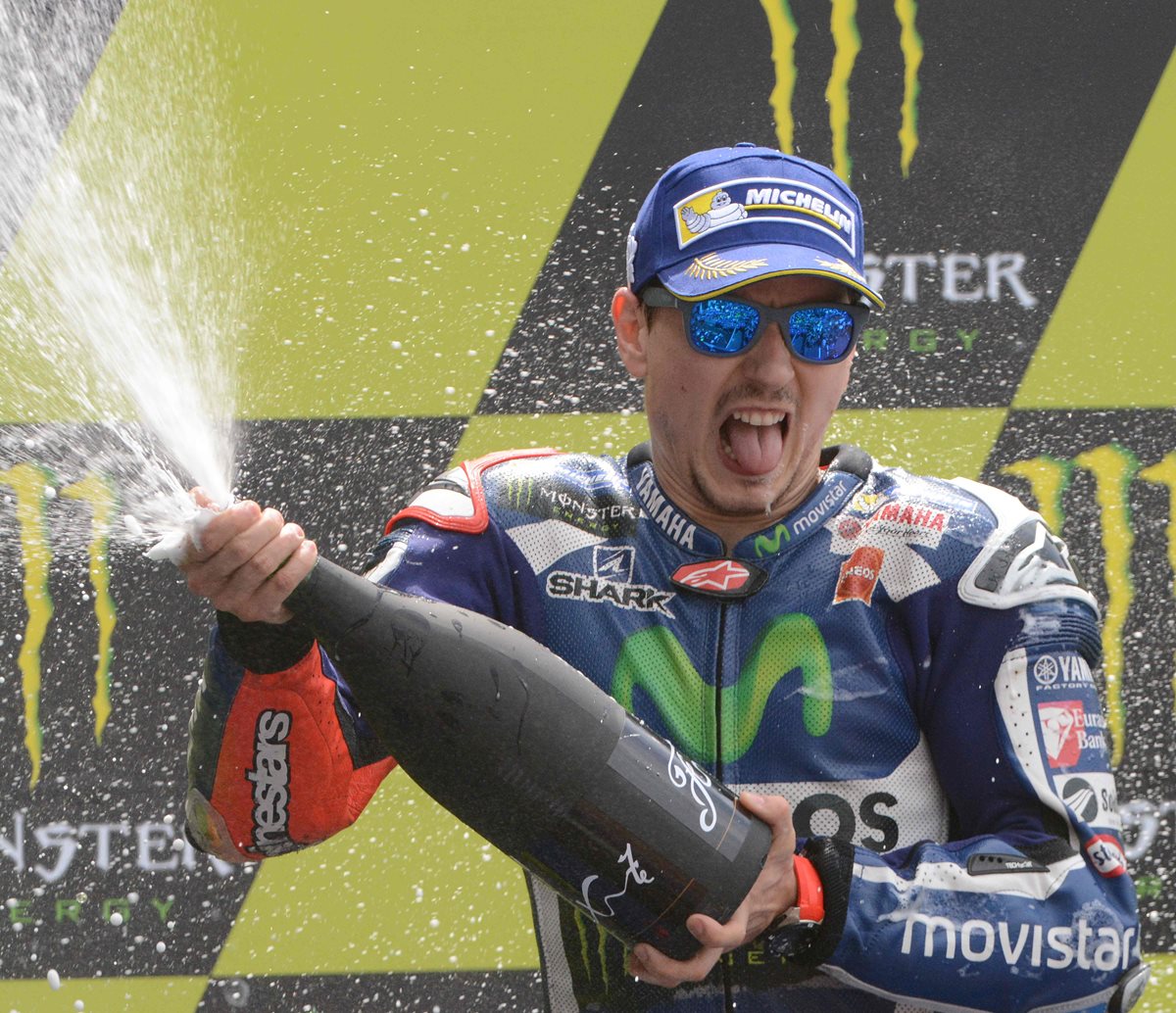 Jorge Lorenzo festeja con champán en el podio de Francia. (Foto Prensa Libre: AFP)
