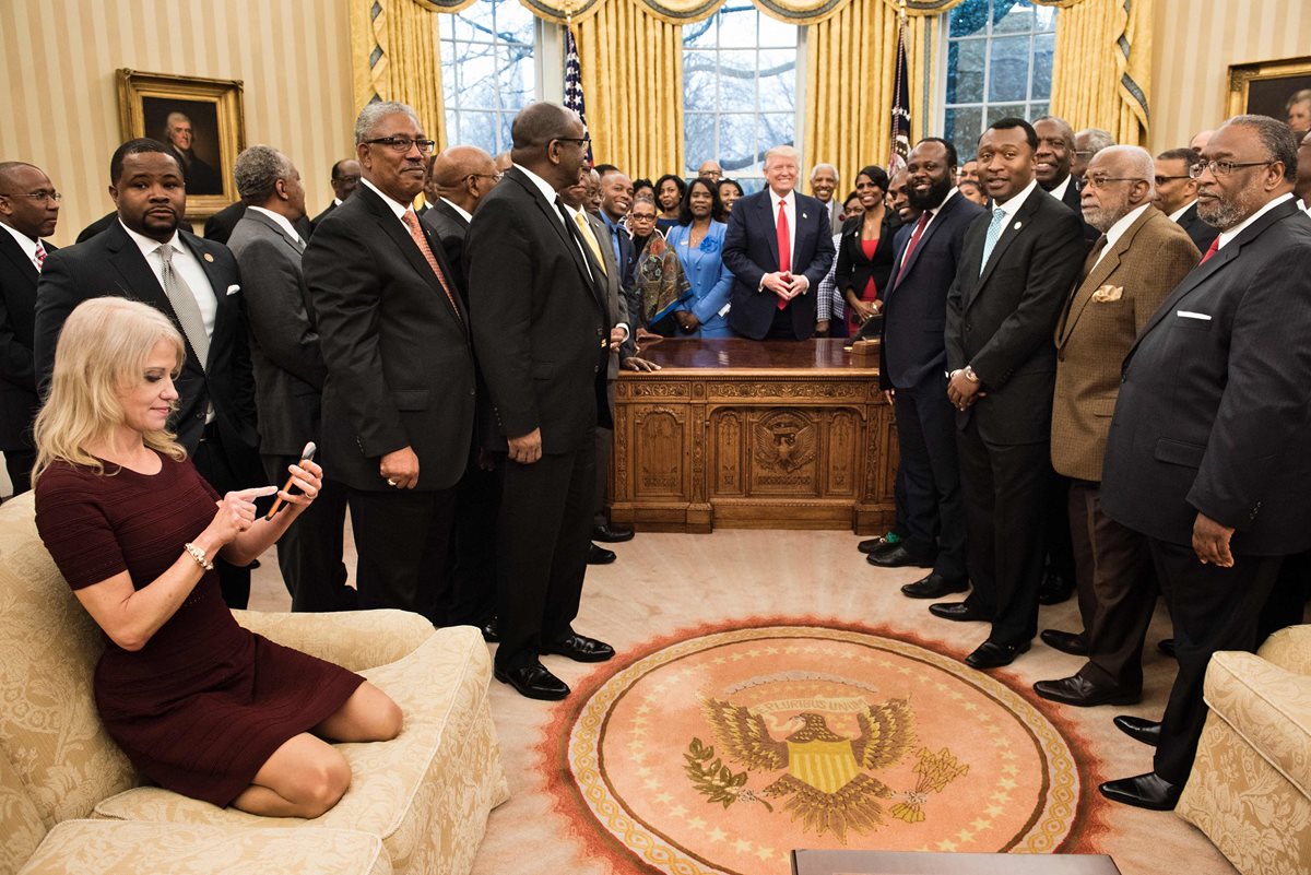 Conway recibió una oleada de críticas por su conducta informal en el Despacho Oval de la Casa Blanca de EE. UU. (Foto Prensa Libre: AFP).