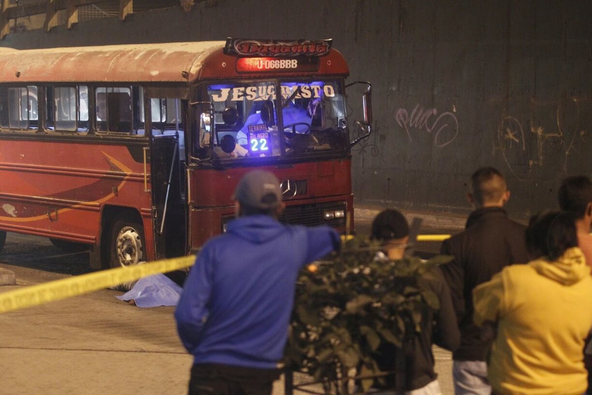 Piloto y ayudante de un bus ruta 22 fueron asesinados en la zona 8 capitalina. Foto Prensa Libre: Carlos Hernández.