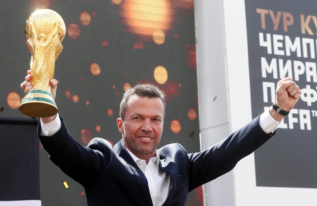 Lothar Matthaeus levantó en sus manos el trofeo del mundial para presentarla al público en el arribo a Moscú. (Foto Prensa Libre: EFE)