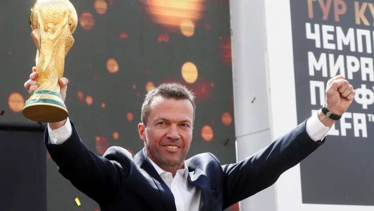 Lothar Matthaeus levantó en sus manos el trofeo del mundial para presentarla al público en el arribo a Moscú. (Foto Prensa Libre: EFE)