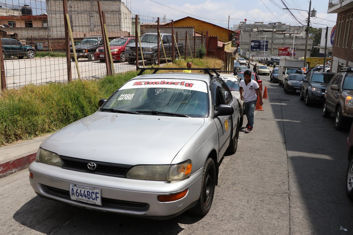 Las asociaciones de taxistas de San Pedro Sacatepéquez y San Marcos lograron que las autoridades les asignaran parqueos exclusivos. (Foto Prensa Libre: Whitmer Berrera)