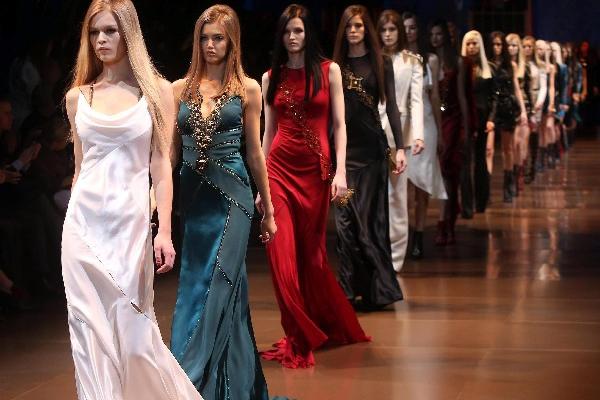 Modelos lucen creaciones de la colección otoño/invierno 2014/2015 de la firma italiana Versace, en la Semana de la Moda de Italia (Foto Prensa Libre: EFE).