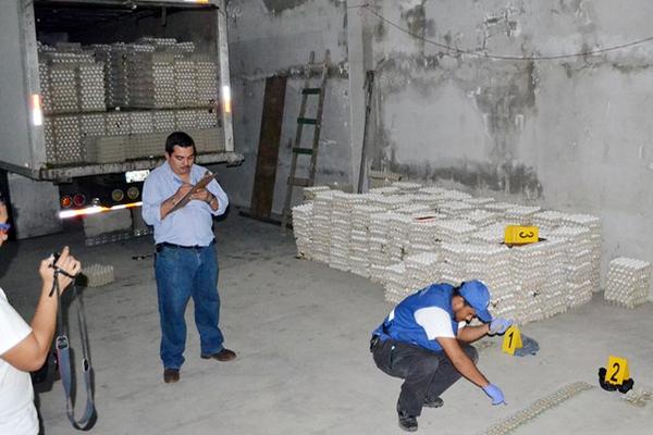  El producto era transportado en un furgón. (Foto Prensa Libre: Edwin Perdomo).