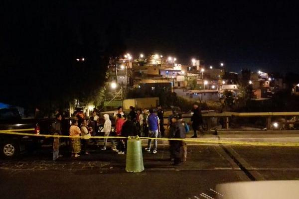Un hombre murió y otro más fue trasladado a un centro asistencial, luego de ser baleados en el puente El Incienso. (Foto Prensa Libre: Edwin Bercián)