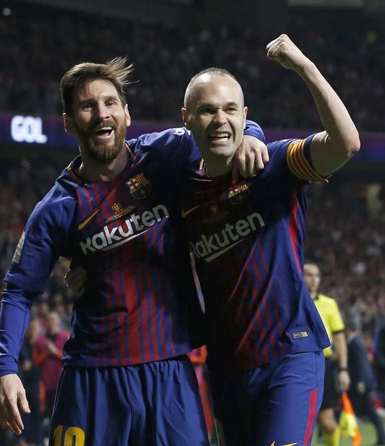 Lionel Messi y Andrés Iniesta, celebran tras el cuarto gol del partido convertido por Iniesta. (Foto Prensa Libre: EFE)