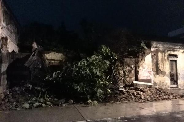 La lluvia destruyó la fachada de una casa abandonada en la zona 1. (Foto Prensa Libre: Óscar Rivas)<br _mce_bogus="1"/>