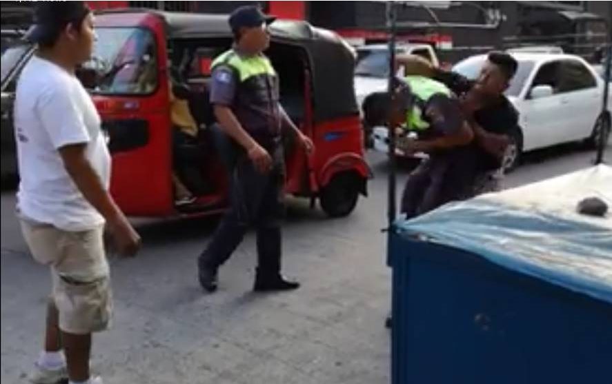 Agente de la PMT de Mazatenango y piloto de mototaxi pelean en vía pública. (Foto Prensa Libre: Cortesía Óscar Aceitera)