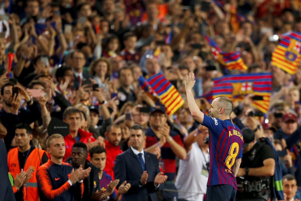 Iniesta se fue del Barcelona por la puerta grande luego de jugar casi toda su vida con la camisola azulgrana. (Foto Prensa Libre: EFE)