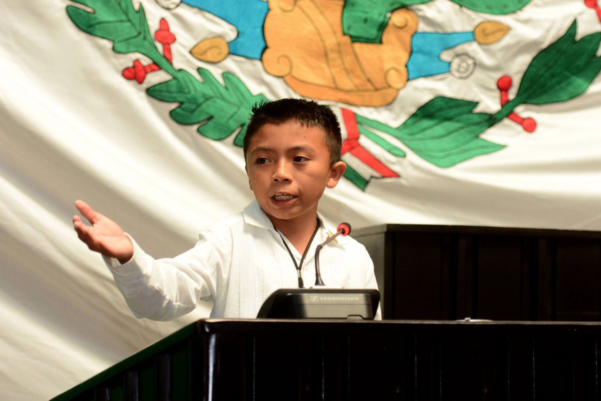 Ángel Jacinto Noh Tun, estudiante de primaria, durante un contundente discurso de cinco minutos en el congreso del estado de Quintana Roo. (Foto Prensa Libre: EFE)