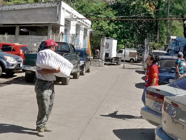 Un hombre traslada el cuerpo de su hijo, de 1 año, que falleció en el Hospital Regional de Cuilapa, Santa Rosa.