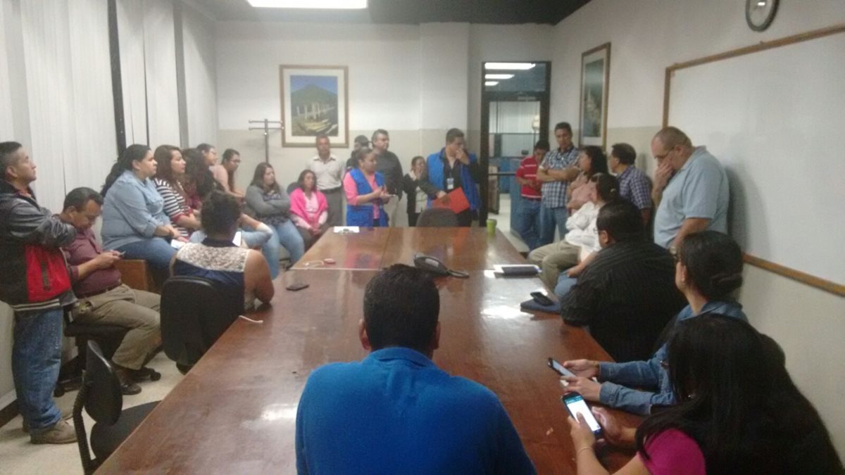 Periodistas de Siglo 21 y Al Día informan a delegados de la PDH sobre los pagos atrasados. (Foto Prensa Libre: Cortesía)