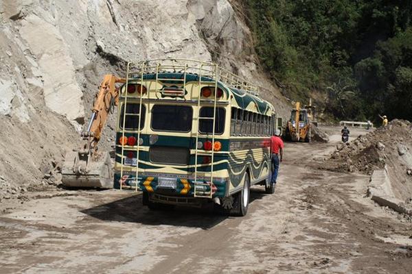El paso conocido como La Catarata, ubicado entre Sololá y Panajachel fue habilitado. (Foto Prensa Libre: Ángel Julajuj)<br _mce_bogus="1"/>