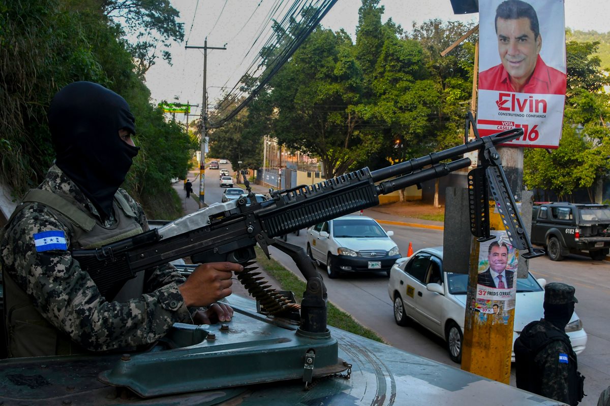 Militares vigilan zonas peligrosas de Honduras, previo a comicios de este domingo. (Foto Prensa Libre: AFP)
