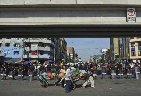 La población peruana exige medidas para combatir la violencia en Lima, Perú. (Foto Prensa Libre:AFP)