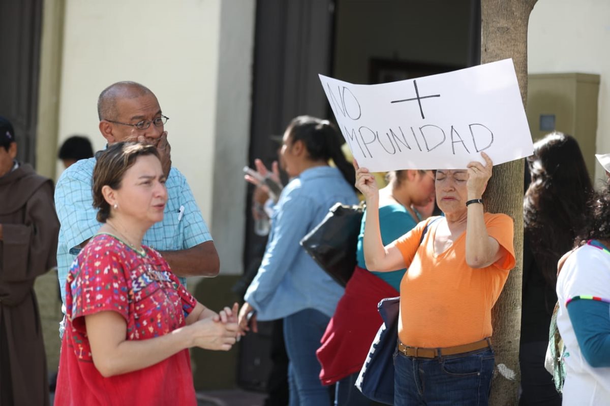 Ciudadanos protestan contra la decisión ejecutiva de expulsar a los 11 miembros de Cicig. (Foto Prensa Libre: Óscar Rivas)